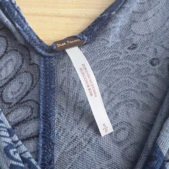 FREE PEOPLE Sapphire Combo Amour Cold Shoulder NWT Blouse S rayon floral blue - Picture 4 of 8